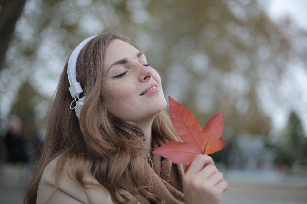 Frau im Herbst